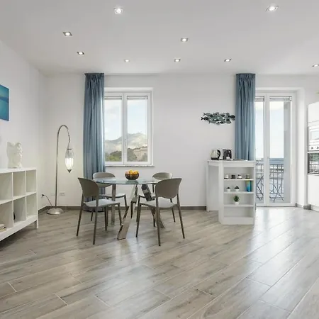 Erasmo Luxury, * 巴勒莫