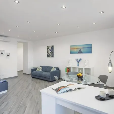 Erasmo Luxury, * 巴勒莫