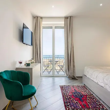 Erasmo Luxury, * 巴勒莫